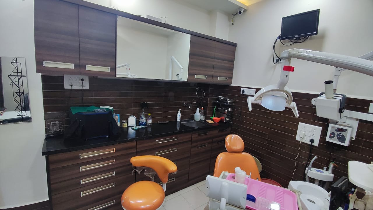Treatment room with dental chair at Vijay Nagar clinic, Indore